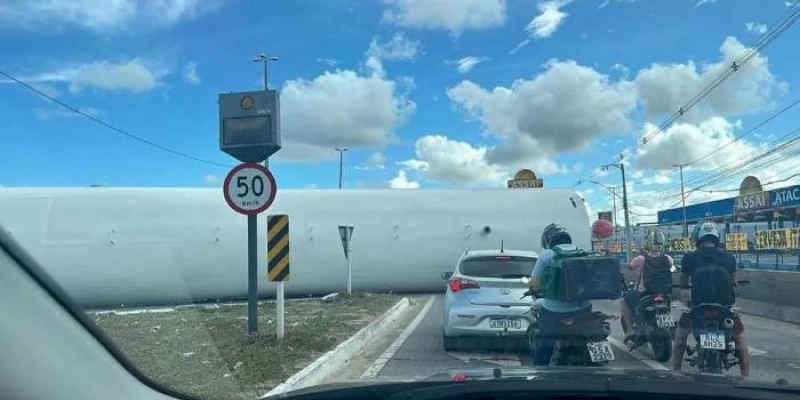 Carga de carreta se solta e interdita as duas vias da BR-230