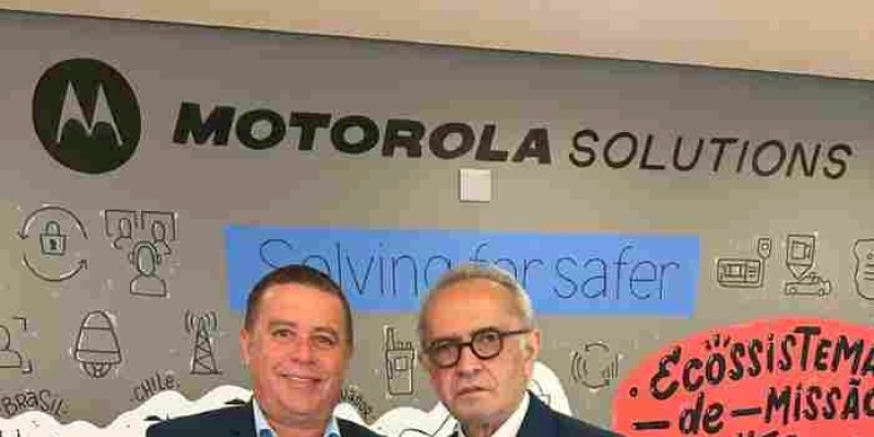 Cícero Lucena recebe prêmio da Motorola Solutions por investimentos na área de tecnologia em João Pessoa