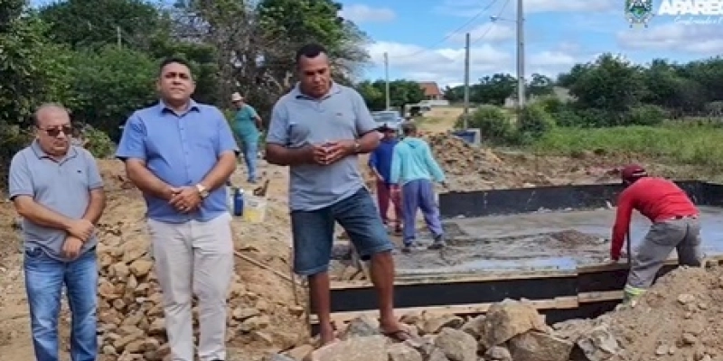 João Neto destaca parceria da prefeitura com o governo do estado, na construção de lajão no Assentamento Veneza 