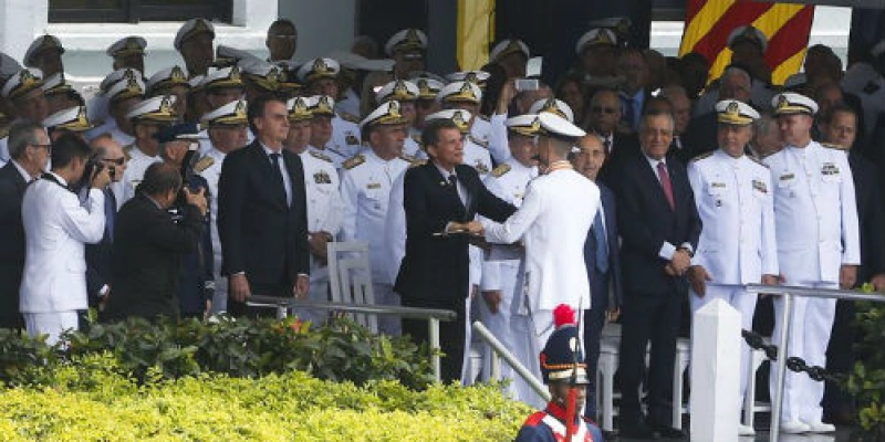 “Ninguém recebe ou dá dinheiro sujo com cheque nominal”, diz Bolsonaro