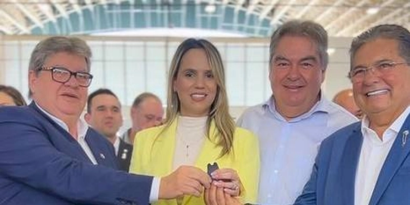 Diretora do Regional de Sousa, Palomma Abrantes, participa da entrega de 40 ambulâncias e mais uma UTI Aérea em João Pessoa