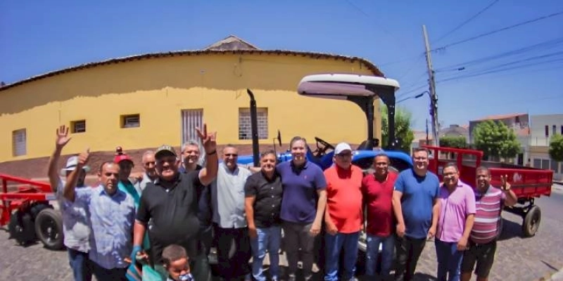 Deputados Júnior Araújo e Murilo Galdino promovem doação de trator para Associação Rural de Cajazeiras 