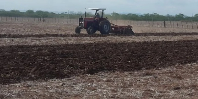 Dois tratores são disponibilizados pela prefeitura de Marizópolis, para a Operação Corte de Terra para os agricultores familiares do município