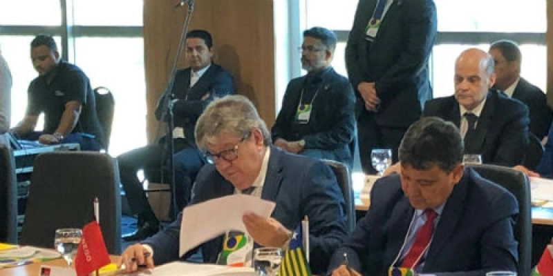 João Azevêdo discute tributação dos combustíveis e PECs dos Fundos Públicos em Fórum de Governadores 