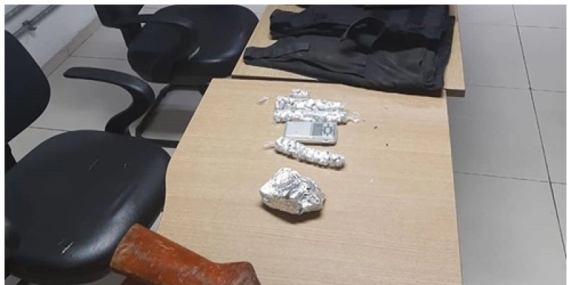 Polícia militar apreende espingarda cal 12, três coletes balísticos e drogas