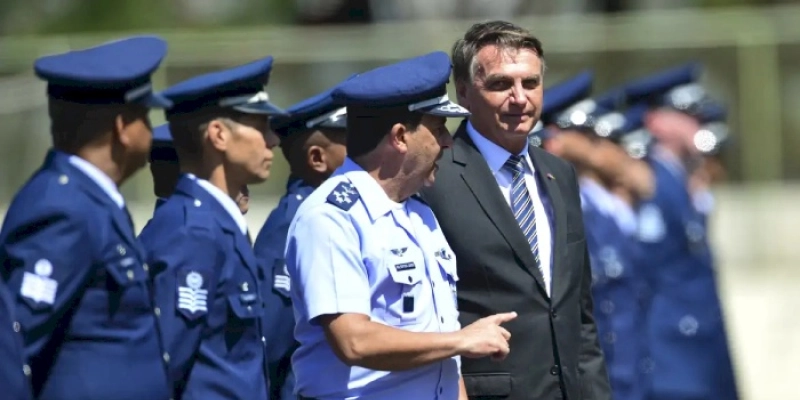 Ex-comandante do Exército ameaçou prender Bolsonaro, diz ex-FAB 