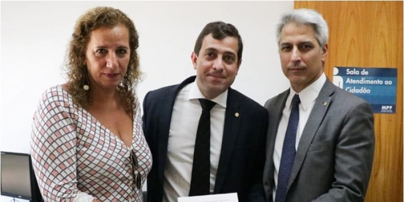 Gervásio entra com representação pedindo investigação contra Bolsonaro e Ricardo Salles por omissão com queimadas na Amazônia