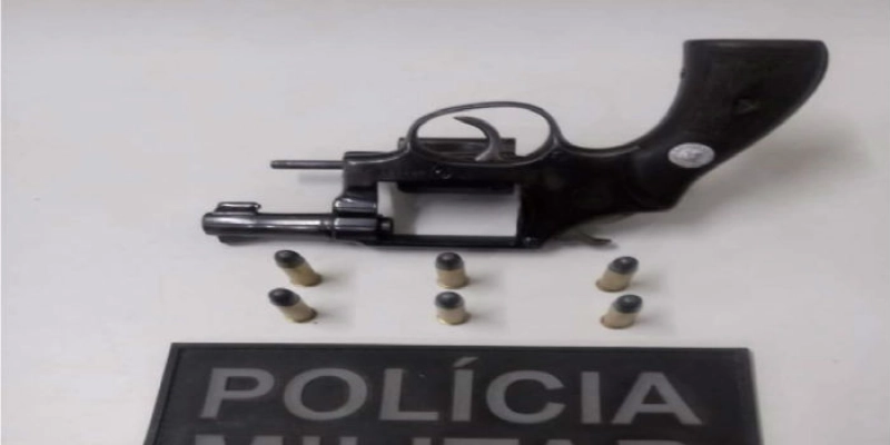 Polícia Militar apreende arma de fogo após perseguição a Dupla de moto nesta segunda