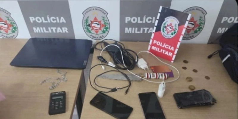 Homem munido de uma arma branca pratica assalto e termina preso em flagrante pela PM