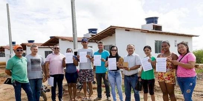 Prefeito Irani Alexandrino entrega as seis primeiras casas populares em Coremas