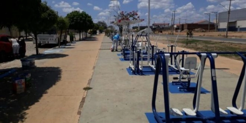 SUSTO! Criança de 8 anos sofre descarga elétrica ao encostar em poste enquanto brincava em praça; Veja 