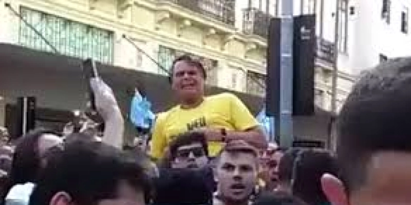 ATENTADO - Líder nas pesquisas, Bolsonaro é esfaqueado durante evento em Juiz de Fora-MG