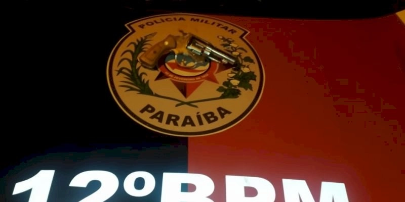 Popular que ostentava arma de fogo em campo de futebol é detido e a arma apreendida pela PM, na região de Catolé do Rocha 