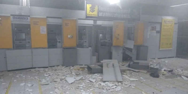 Várias pessoas ficam reféns de Bandidos durante explosão de Banco nesta segunda na Paraíba