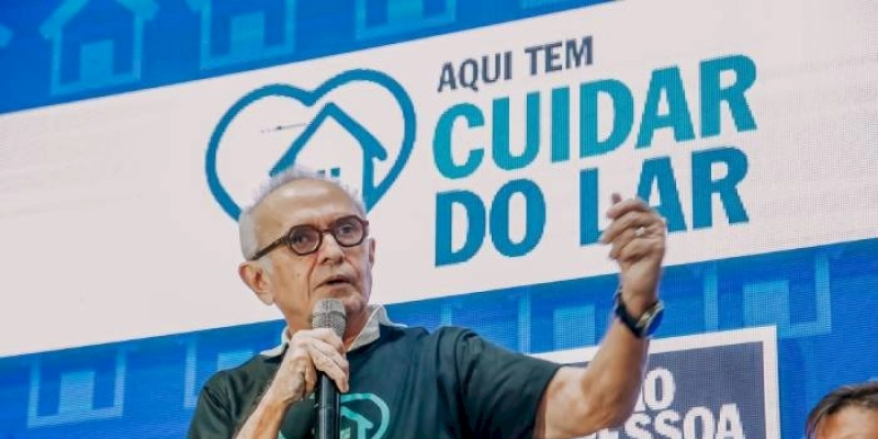 Cícero Lucena assina ordem de serviço para reestruturar 50 casas de famílias vulneráveis