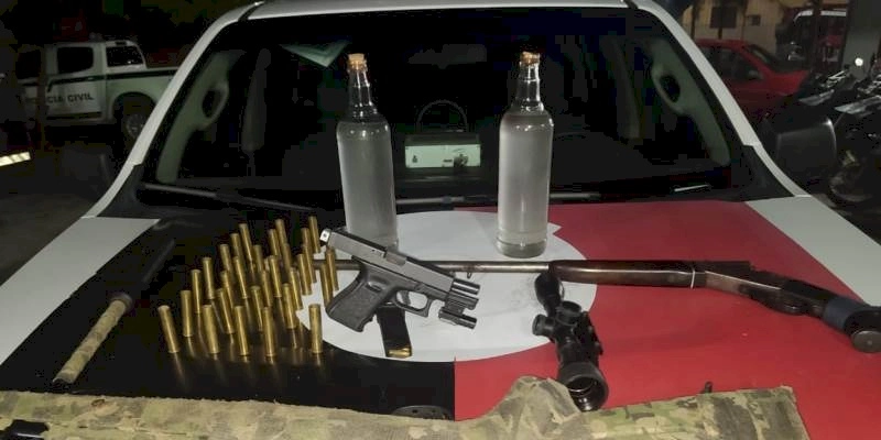 Dupla é presa com armas de fogo, loló e moto roubada na Paraíba 