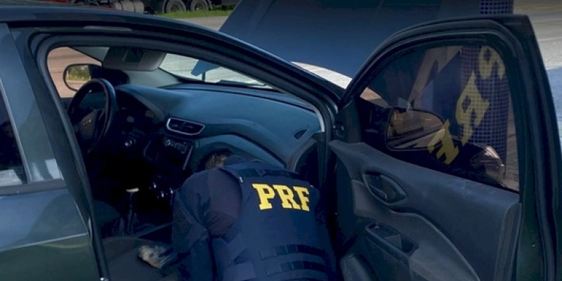 PRF apreende 1,1kg de cloridato de cocaína, cumpre mandado e recupera quatro veículos, na Paraíba
