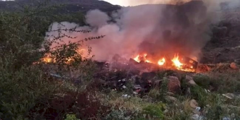 Caminhão carregado com carne tomba, e pega fogo no Sertão da Paraíba 
