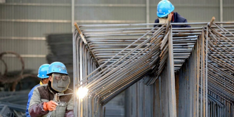 Produção industrial cai 2,4% em janeiro pressionada por veículos