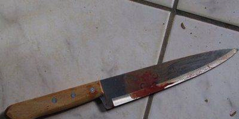 Jovem é esfaqueada pelo companheiro na frente das filhas; suspeito após cometer o crime tenta se suicidar 