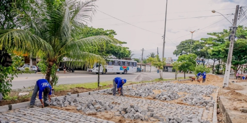 Prefeito vistoria andamento das obras do Parque Linear do Valentina e novo modelo de pavimentação no Geisel