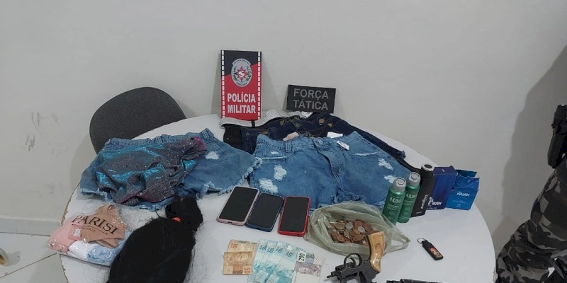 Polícia prende trio suspeito de assalto, apreende armas e recupera objetos roubados