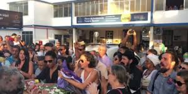 Corpos de Marielle Franco e motorista Anderson Gomes são enterrados no Rio