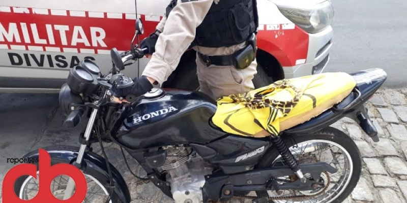 Jovem é preso pela PM com moto roubada nesta terça-feira no Sertão