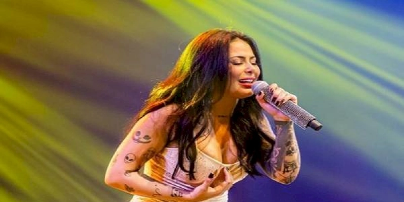 Cantora diz que teve show interrompido por não “mandar alô” a prefeito