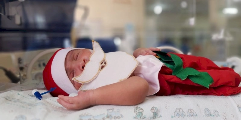 Ensaio fotográfico de bebês resgata magia natalina na UTI do Hospital Edson Ramalho