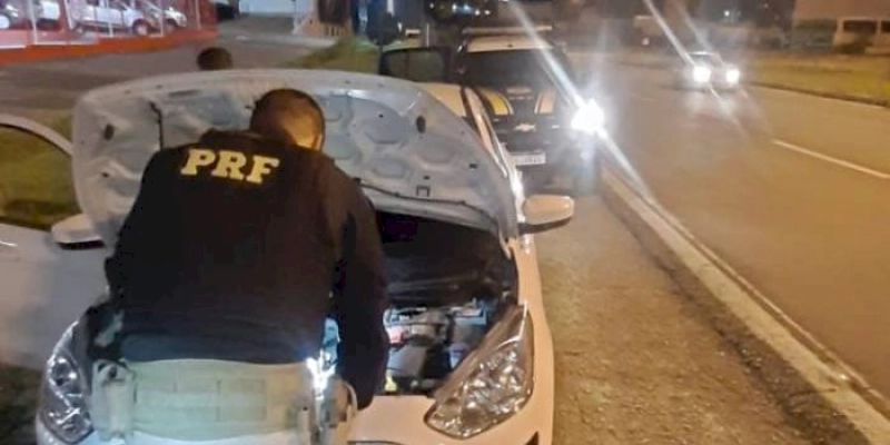 Carro roubado há cinco meses é recuperado pela PRF