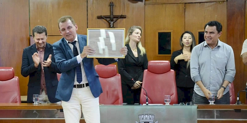 Ex-prefeito Chico Mendes recebe Título de Cidadão Pessoense; em lágrimas fala de sua trajetória de sucesso, até chegar a Prefeito de São José de Piranhas 