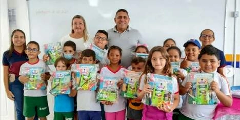 Com a presença do prefeito João Neto, Secretária de Educação realiza a entrega de kits escolares ao alunos