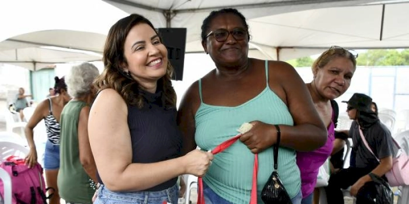 Pollyanna participa de entrega de leite em JP; programa atende 4 mil famílias em situação de insegurança alimentar