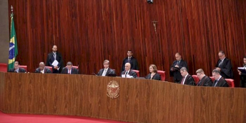 TSE suspende julgamento de Bolsonaro por abuso de poder nas eleições