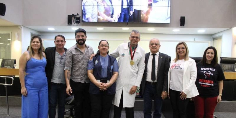 Propositura de Wilson Filho, enfermeiro Fábio Petterson recebe homenagem na ALPB 