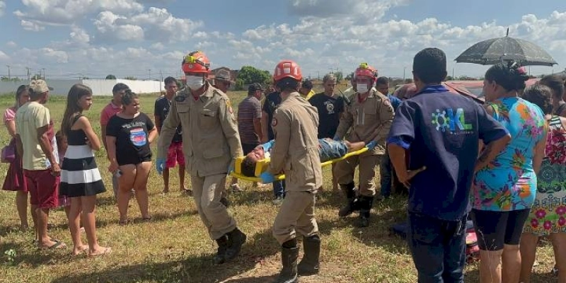 Carro capota na BR 230 ao desviar motoqueiro, e condutor fica ferido em Sousa; Imagens