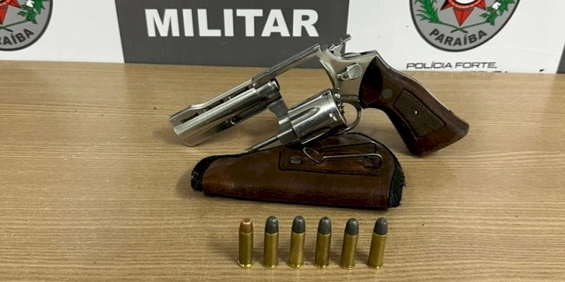 Polícia encerra festa clandestina e prende um dos participantes com arma