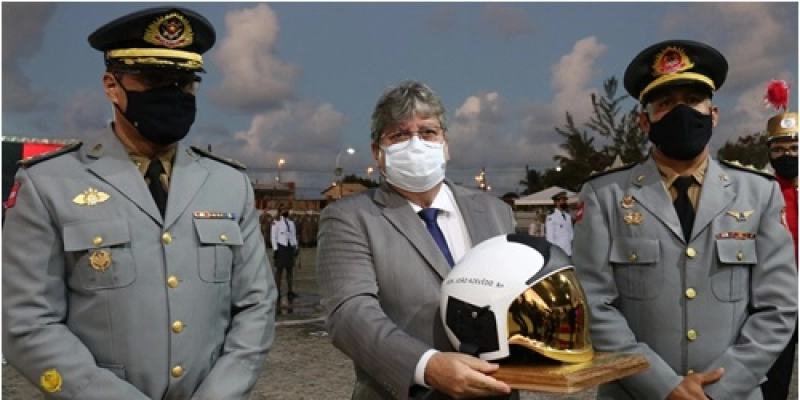 João Azevêdo participa de formatura de aspirantes a oficial do Corpo de Bombeiros Militar