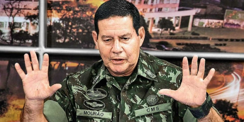 Vice de Bolsonaro apoiou intervenção militar e exaltou torturador; Veja