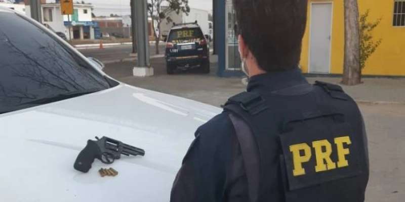 PRF na Paraíba prende dupla com revólver furtado em Pernambuco
