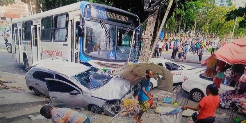 Ônibus desgovernado esmaga táxi e derruba poste, duas pessoas ficaram feridas 