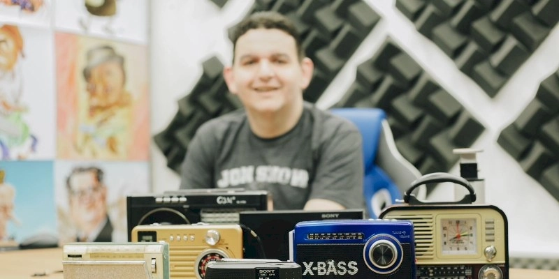 Mistério revelado: Saiba qual é a emissora e o horário do programa que marcará o retorno de Fabiano Gomes ao radiojornalismo