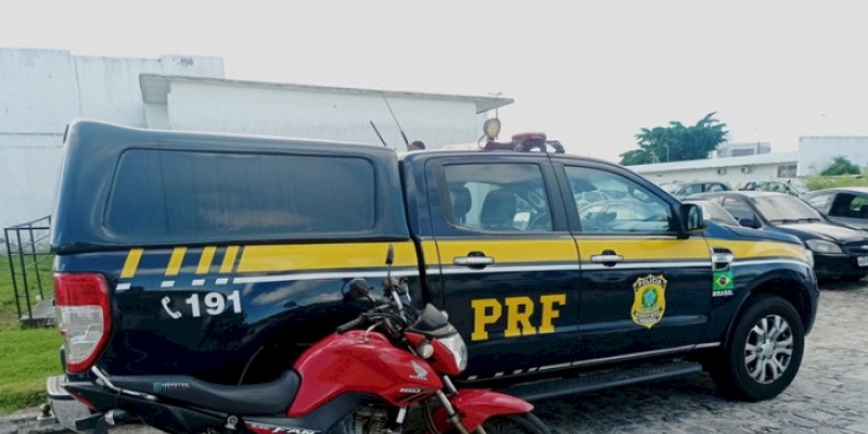 PRF apreende quatro veículos, tira de circulação arma de fogo e prende foragido por homicídio