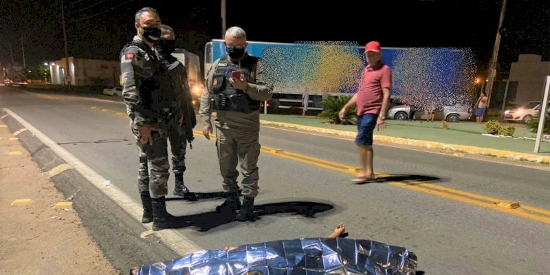 Jovem perde controle de Moto, bate em placa, é arremessado com violência, e morre na BR 230 em Sousa; Vídeo 
