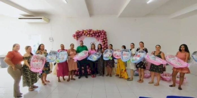 Prefeito João Neto realiza a entrega de Kit Bebê do Programa Bolsa Maternidade às grávidas do município