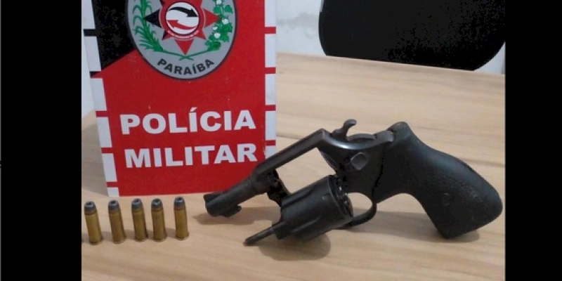 Policiais Militares apreendem arma e munições e prendem suspeito, após tentativa de fuga, em Sousa