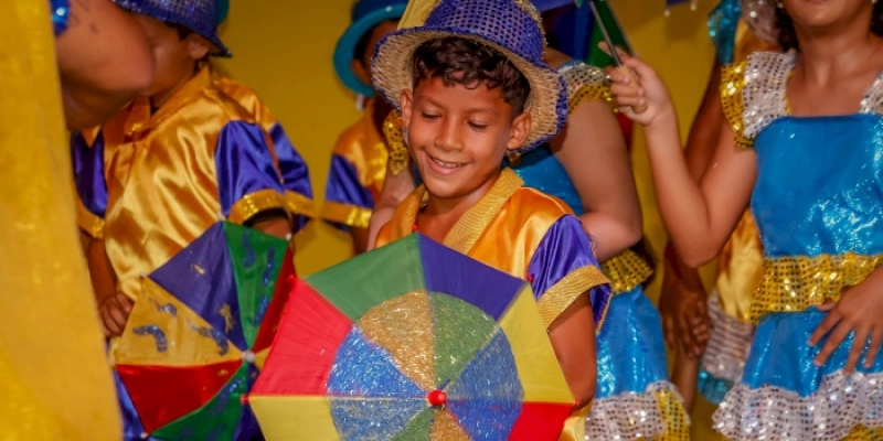 Multidão lota arquibancadas na primeira noite de desfiles na Duarte da Silveira, em JP