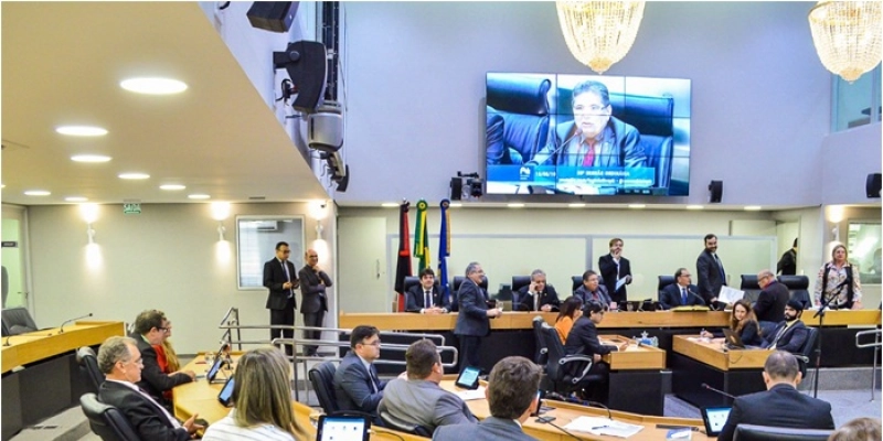 AL aprova fornecimento de material didático em Braile e instituição dos jogos escolares no Estado