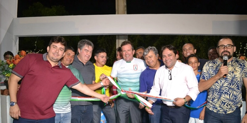 Campo de futebol é inaugurado no Mutirão, em Sousa; Tyrone destaca investimento no esporte amador